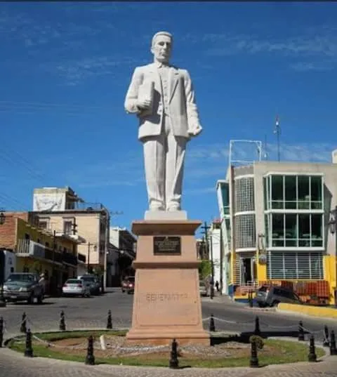 Glorieta al Lic. JOSE MINERO ROQUE